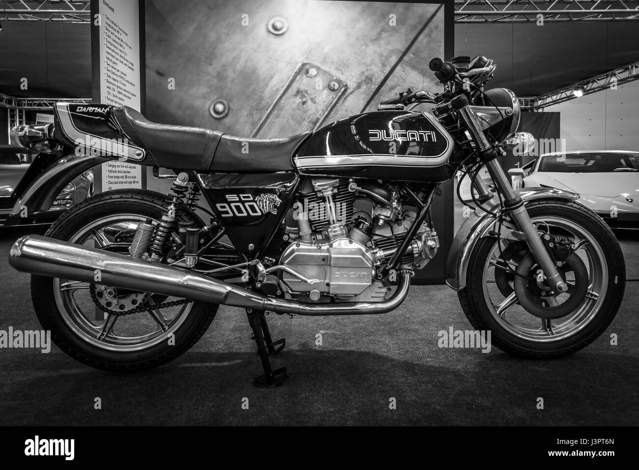 STUTTGART, ALLEMAGNE - Mars 03, 2017 Moto : Ducati Darmah SD900, 1979. Noir et blanc. Plus grand d'Europe Exposition de voitures classiques 'RETRO' classiques Banque D'Images