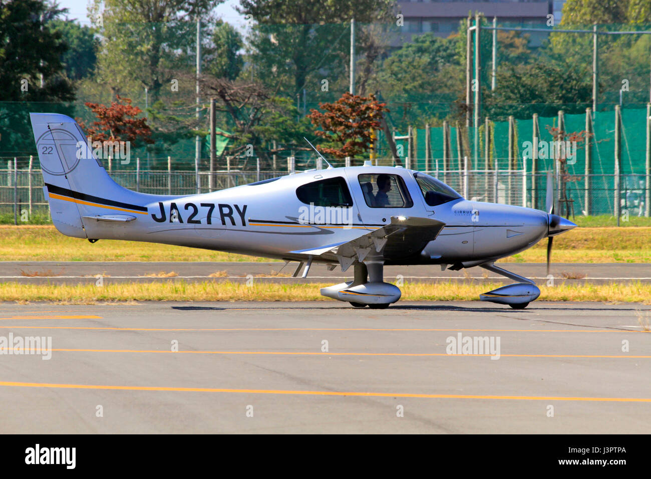 Cirrus SR22 à l'aéroport Chofu Tokyo Japon Banque D'Images