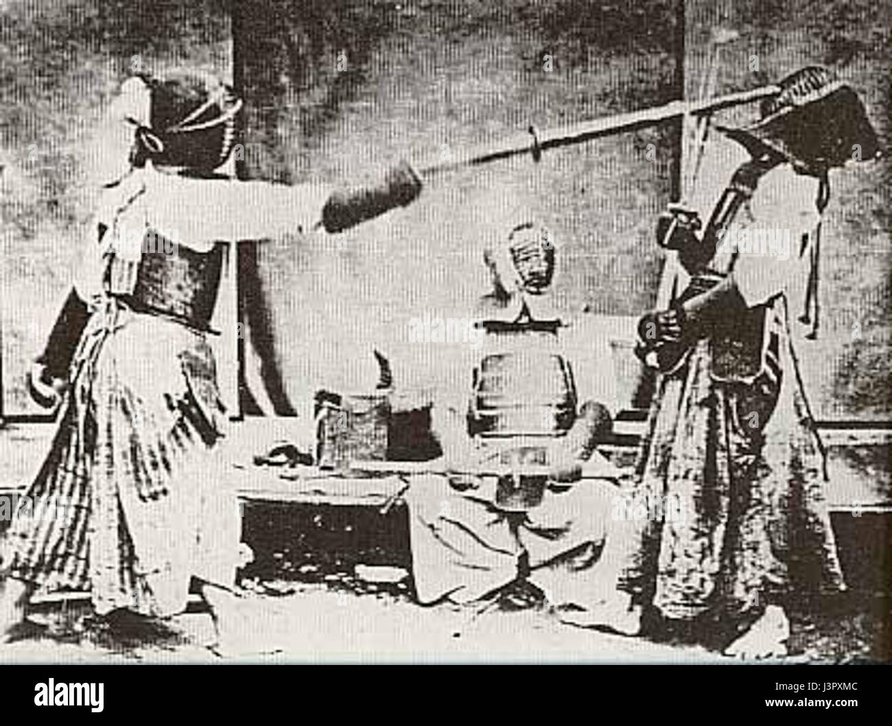 Kenjyutsu (Kenjutsu) se réfère à l'art martial japonais de l'épée pratiqué pendant l'ère Meiji. Cet art a développé des techniques de combat avec des épées et a fait partie intégrante de l'histoire militaire et culturelle du Japon. L'ère Meiji (1868-1912) voit la modernisation et la formalisation de ces pratiques dans le cadre de la transition du Japon vers une société plus moderne. Banque D'Images