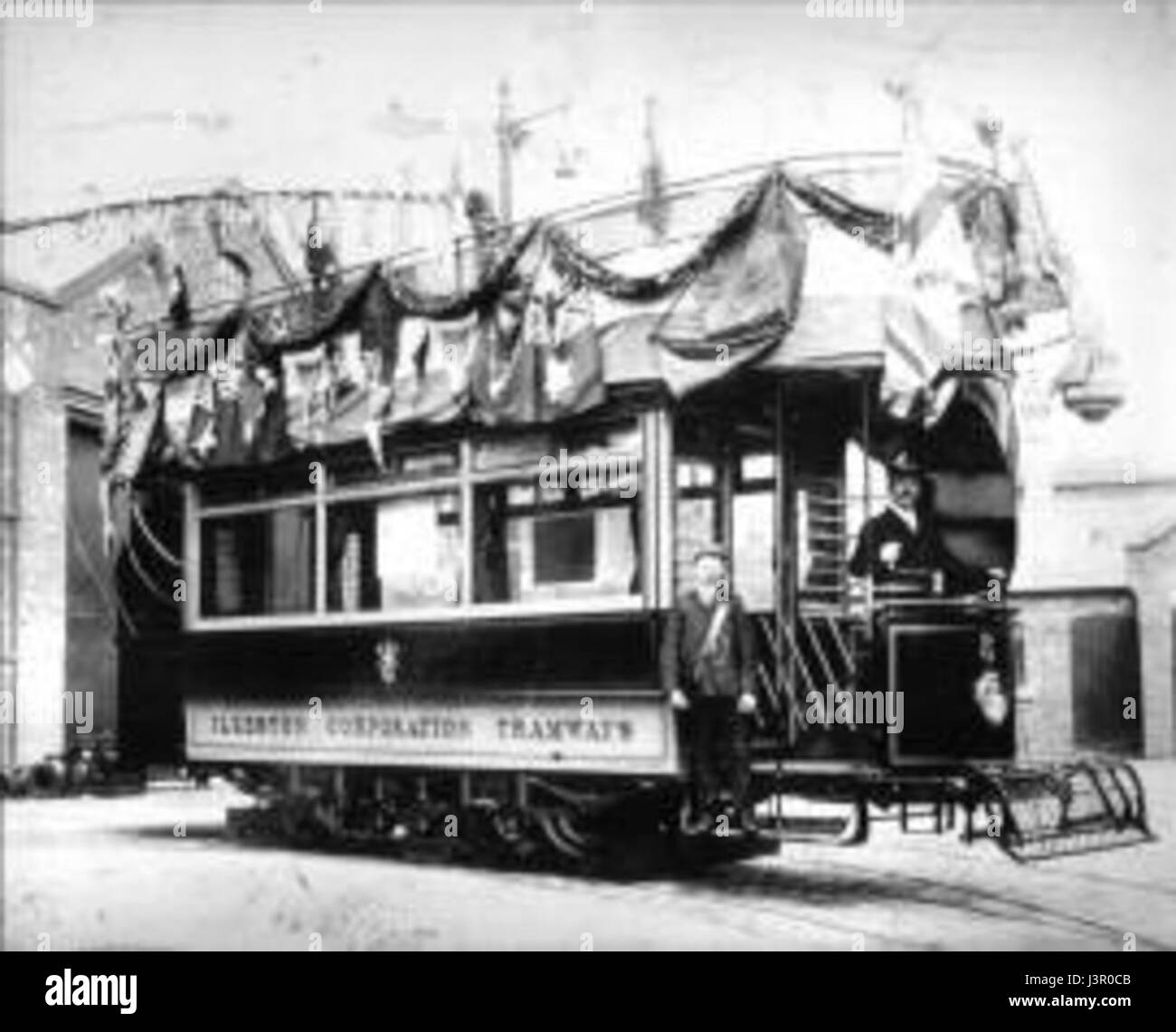 Ce titre fait probablement référence à une image ou un document historique impliquant un tramway à Ilkeston, une ville du Royaume-Uni, documentant probablement l'utilisation des tramways dans le cadre du système de transport public local. Banque D'Images