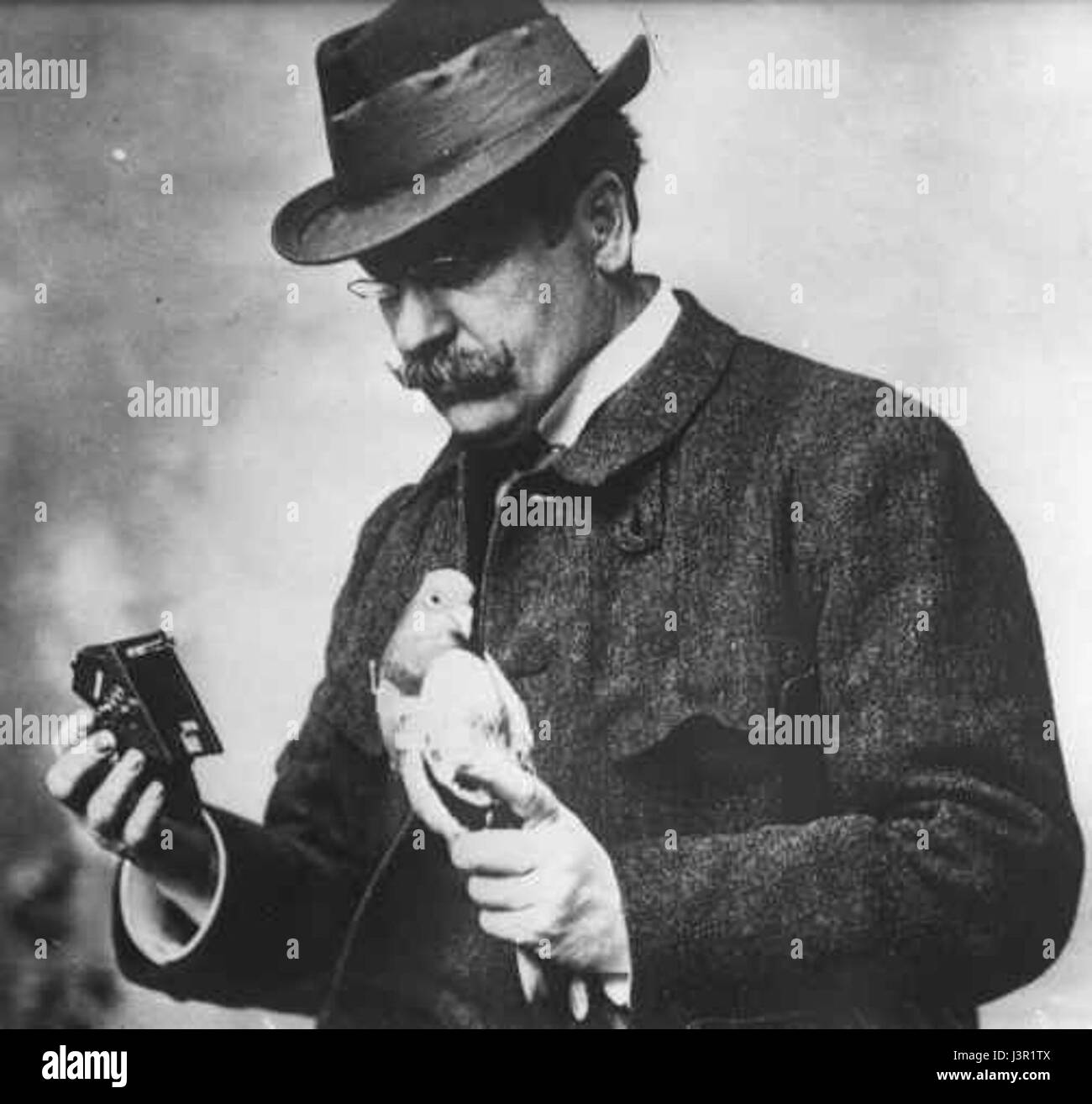 Julius Neubronner avec caméra et pigeon 1914 cropped Banque D'Images