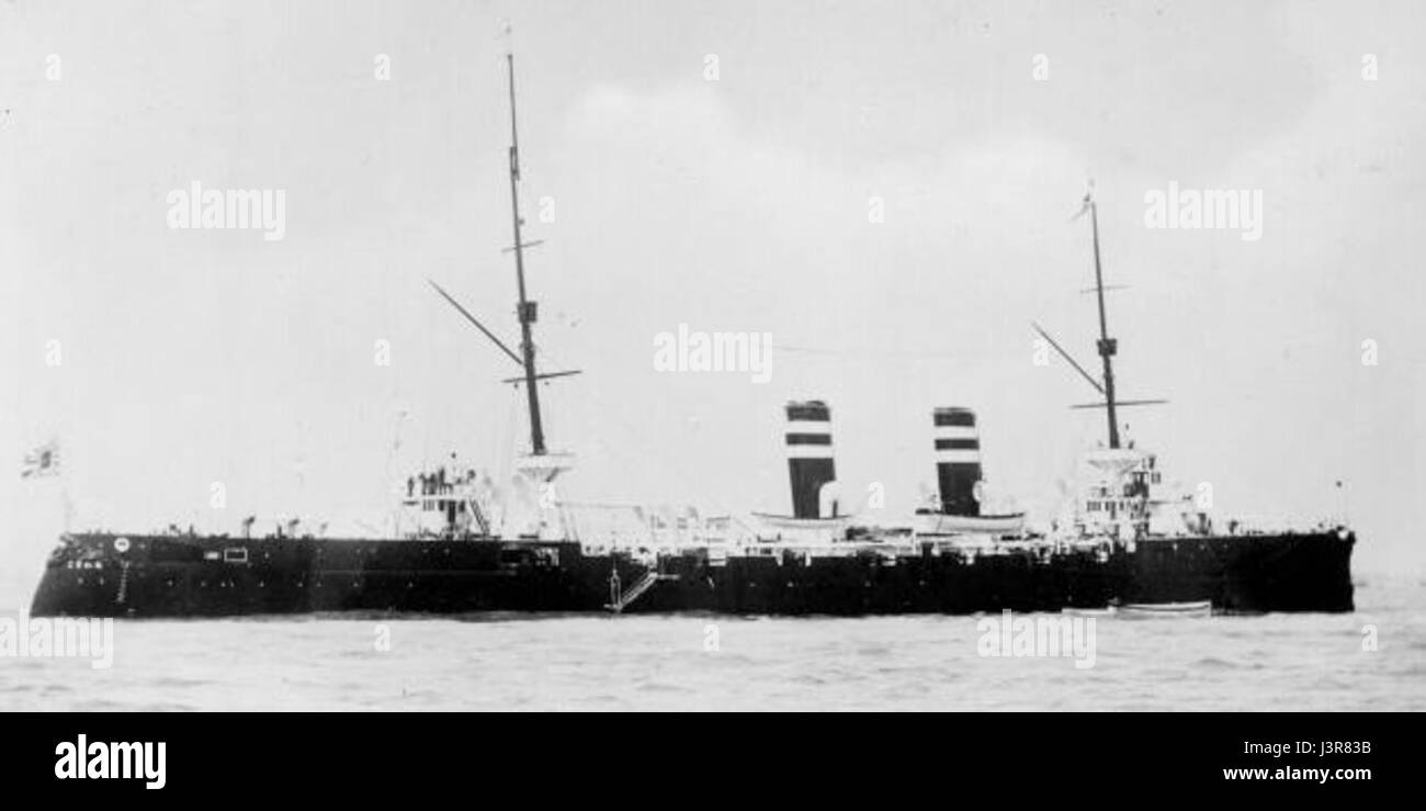 Le Takasago était un croiseur protégé de la Marine impériale japonaise, construit par Armstrong Whitworth au Royaume-Uni et mis en service en 1898. Conçu par Sir Philip Watts, il comportait une coque en acier avec 109 compartiments étanches et un double fond. Armé de canons de 20,3 cm et 12 cm, il sert notamment pendant la guerre russo-japonaise. Le 13 décembre 1904, il coule après avoir heurté une mine au large de Port Arthur, entraînant la perte de 273 membres d'équipage. Banque D'Images