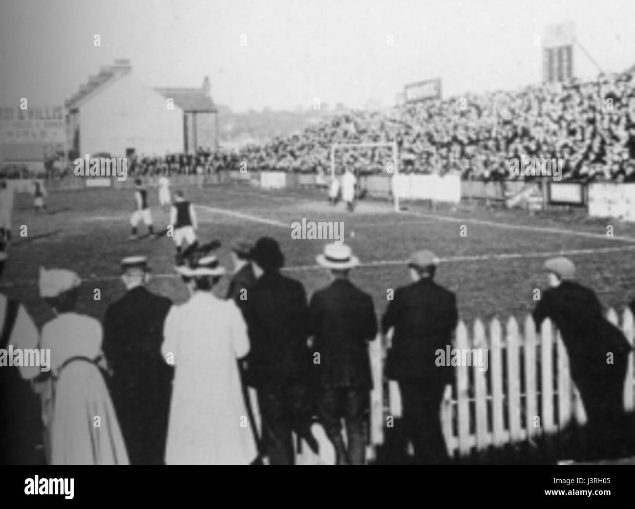 Kenilworth Road fait référence à un emplacement, probablement la Kenilworth Road dans une ville britannique, montré ou enregistré en l'an 1905. Le titre suggère une référence historique à l'importance ou à l'apparence de cette route au cours de cette période. Banque D'Images