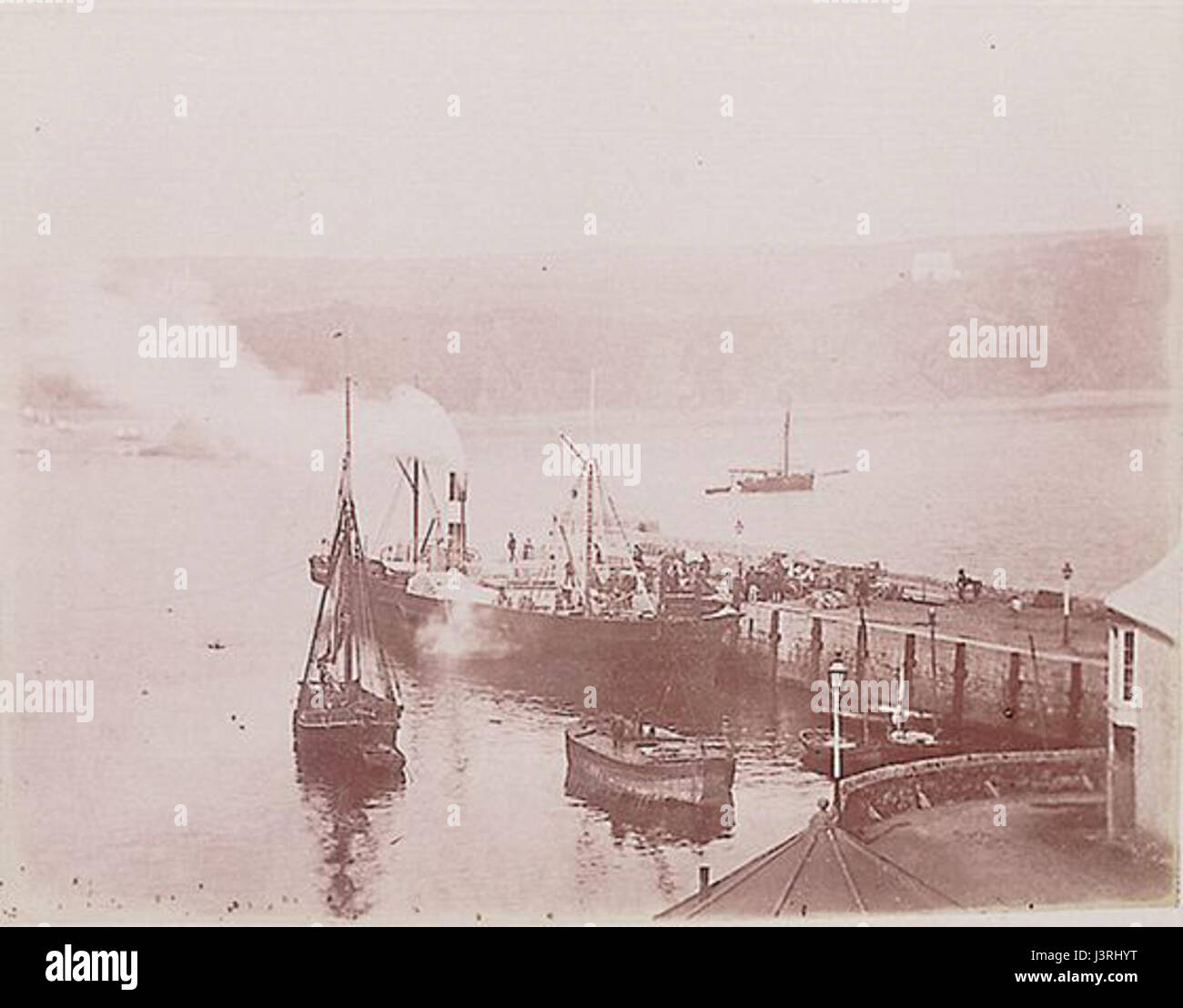 Cette photographie de John Dillwyn Llewelyn capture le bateau à vapeur « le Juno » qui libère de la vapeur. Il met en valeur l'évolution de la technologie industrielle du XIXe siècle, en particulier dans la propulsion à vapeur et le transport maritime. Banque D'Images