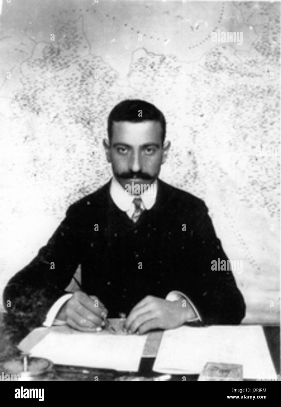 Kiriakos Tavoularis est un auteur dont les œuvres se concentrent sur des thèmes liés à l'histoire, à la culture et aux questions sociétales, offrant un aperçu de divers sujets à travers ses écrits. Banque D'Images