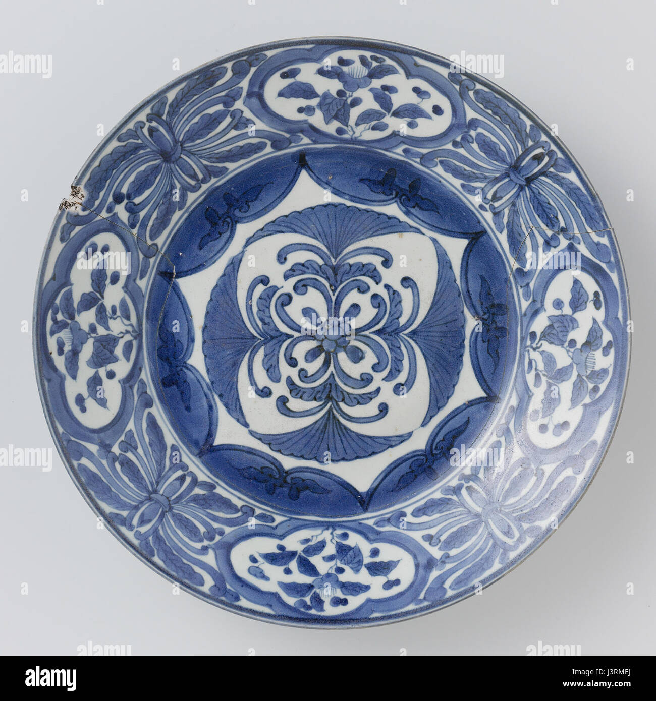 Schotel japonais rencontré gestileerde bloemen, onderglazuur blauw Rijksmuseum RBK AK 261 1972 Banque D'Images