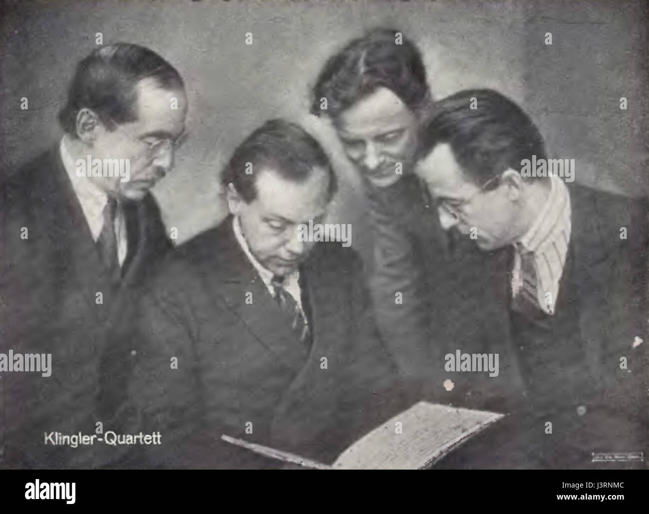 Cela fait référence au Quatuor Klingler, probablement un ensemble musical, qui peut-être se produire ou enregistrer avec un musicien nommé Glauer, indiquant un décor ou une performance de musique de chambre. Banque D'Images