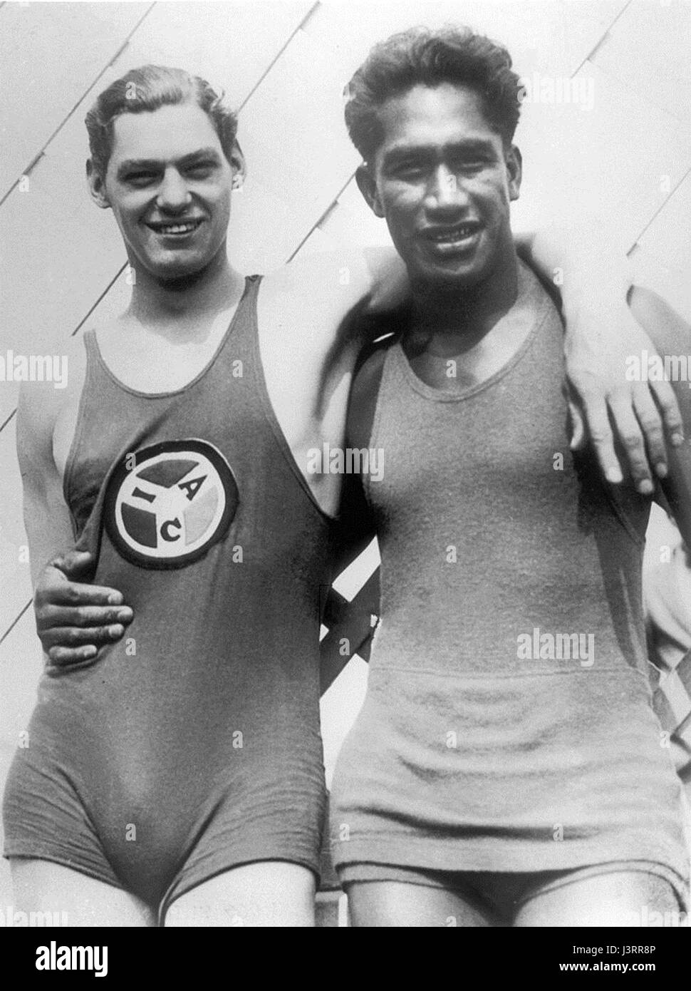 Johnny Weissmuller, un nageur olympique connu pour son succès dans les années 1920, et Duke Kahanamoku, un nageur champion d'Hawaï, ont tous deux contribué à l'histoire de la natation olympique. Cette image les capture aux Jeux Olympiques au cours de leur carrière. Banque D'Images