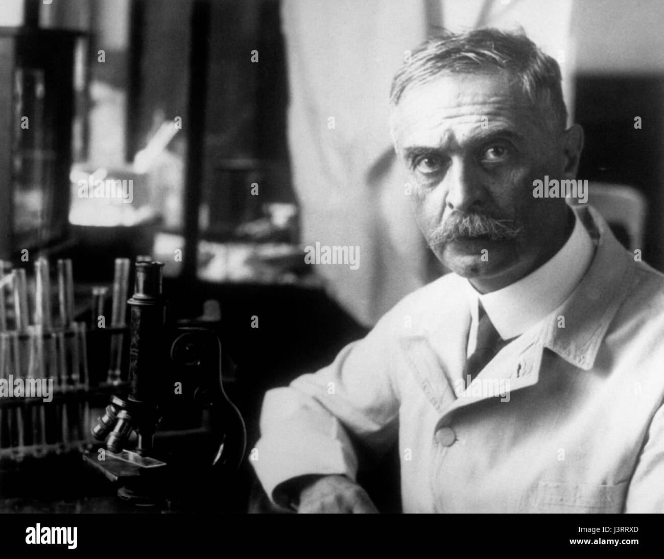 Karl Landsteiner, immunologiste et pathologiste autrichien, est surtout connu pour sa découverte du système des groupes sanguins. Cette image représente sa contribution à la médecine, en particulier dans le domaine du typage sanguin, faite au début du XXe siècle. Banque D'Images