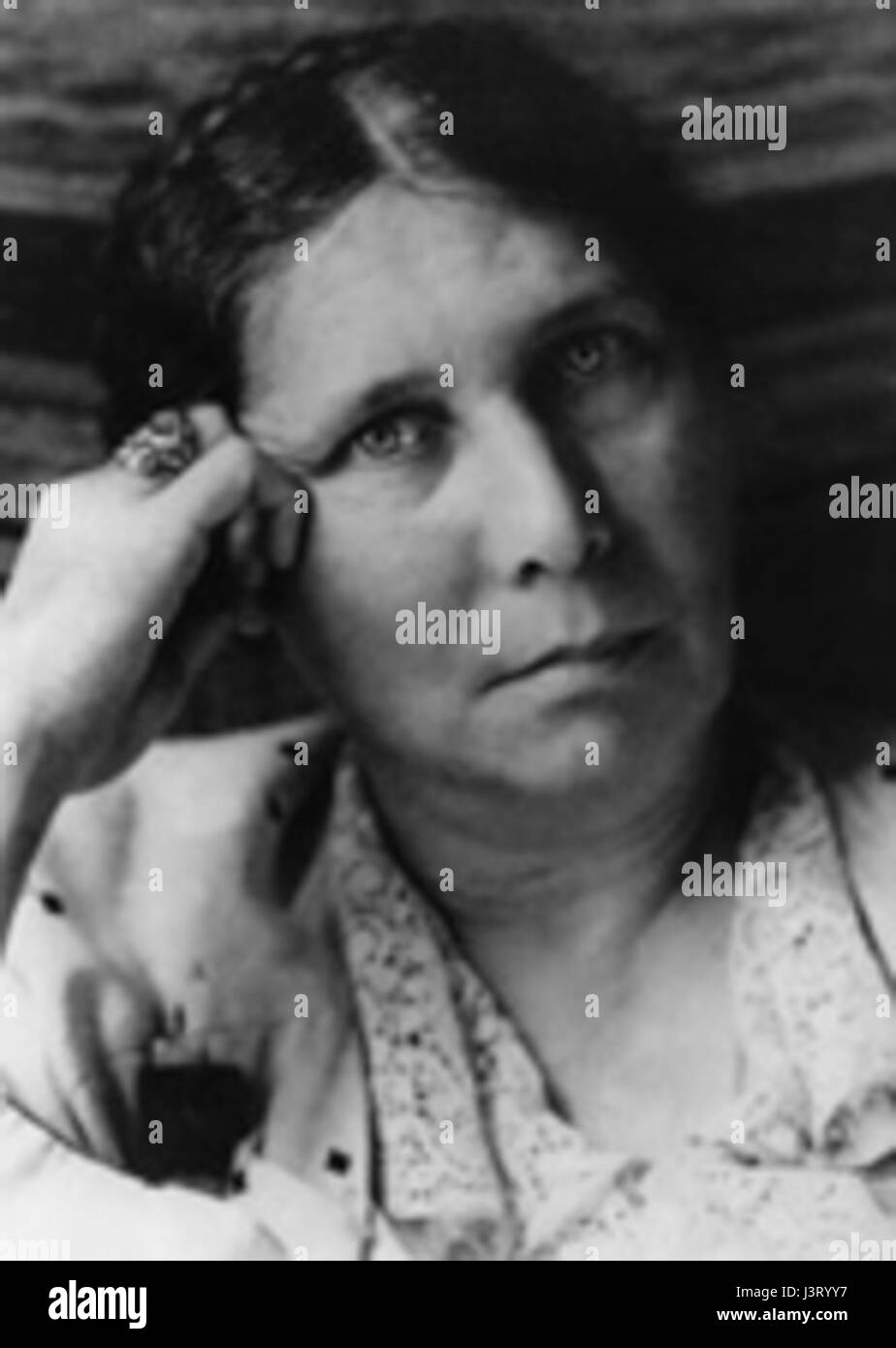 ITA Wegman était un médecin éminent et une figure clé dans le développement précoce de la médecine anthroposophique. Elle a collaboré avec Rudolf Steiner à la fondation des premières institutions médicales anthroposophiques, influençant profondément les pratiques de santé holistiques. Banque D'Images