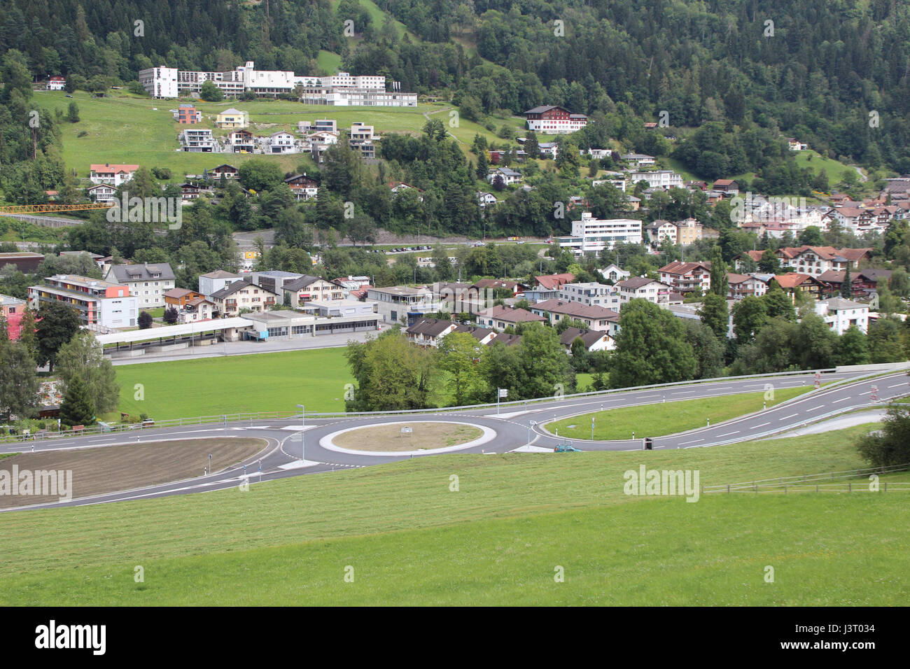 Ilanz Kreisel est un rond-point remarquable à Ilanz, en Suisse, connu pour son design unique et son emplacement central dans le système de circulation de la ville, jouant un rôle important dans l'infrastructure de transport locale. Banque D'Images