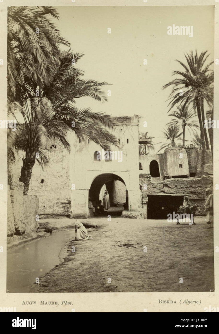 L'intérieur de Biskra, une ville en Algérie, est représenté avec son architecture traditionnelle et son aménagement. Connu pour sa riche histoire, il combine l'influence coloniale française avec les styles algériens locaux. Banque D'Images