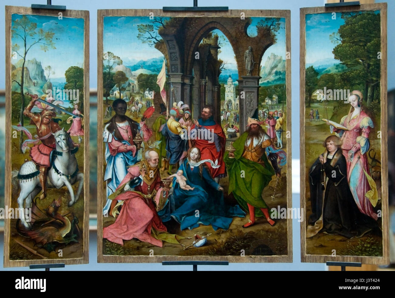 Cette image représente 'L'Adoration des Rois', une peinture flamande attribuée au Maître de l'Adoration d'Anvers, datant de 1500-1520. Il représente la scène biblique des trois rois présentant des dons au nouveau-né Jésus. Banque D'Images