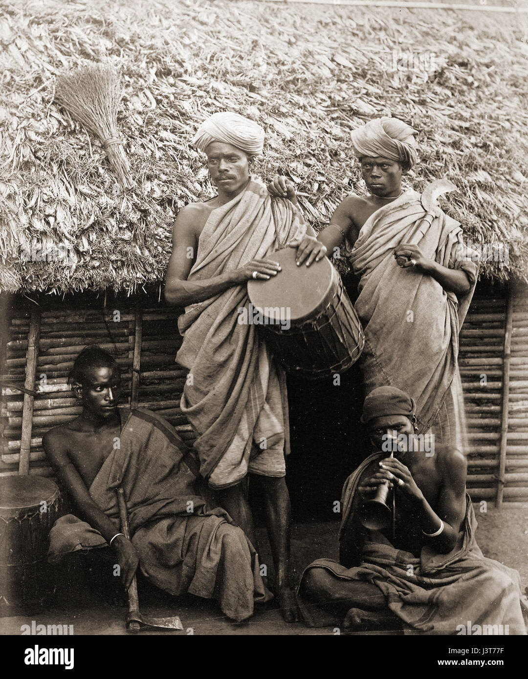 Irulas fait référence à une tribu indigène, probablement originaire d'Inde, connue pour ses contributions historiques et sa culture. L'année 1871 fait probablement référence à un événement ou à une période clé de leur histoire. Banque D'Images