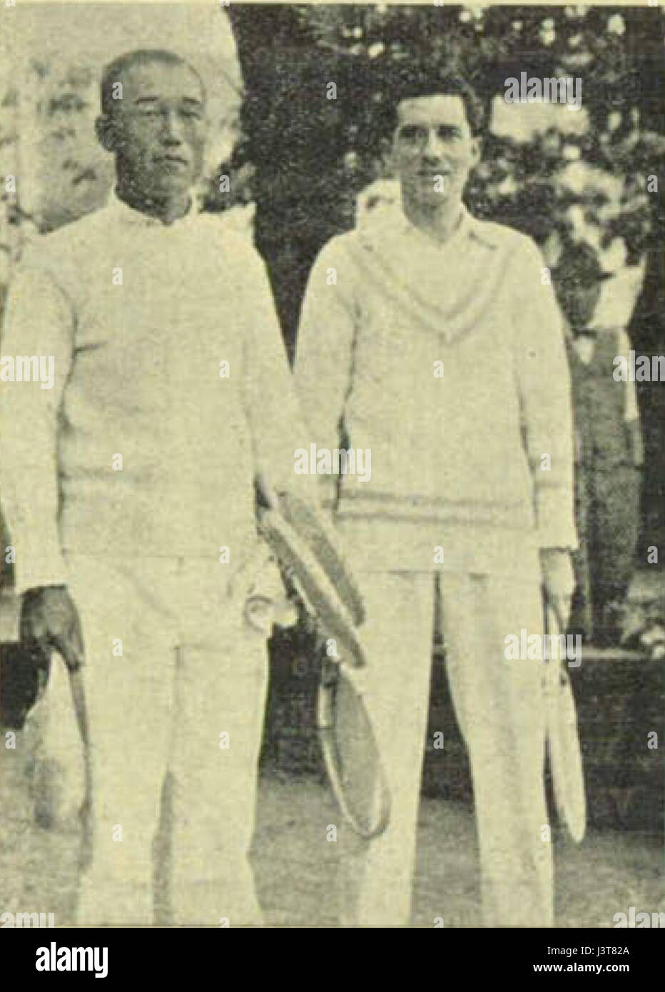 Jiro Sato et Jacques Brugnon étaient tous deux des joueurs de tennis renommés, connus pour leurs réalisations dans le sport au milieu du XXe siècle, chacun ayant apporté une contribution significative à l'histoire du tennis. Banque D'Images