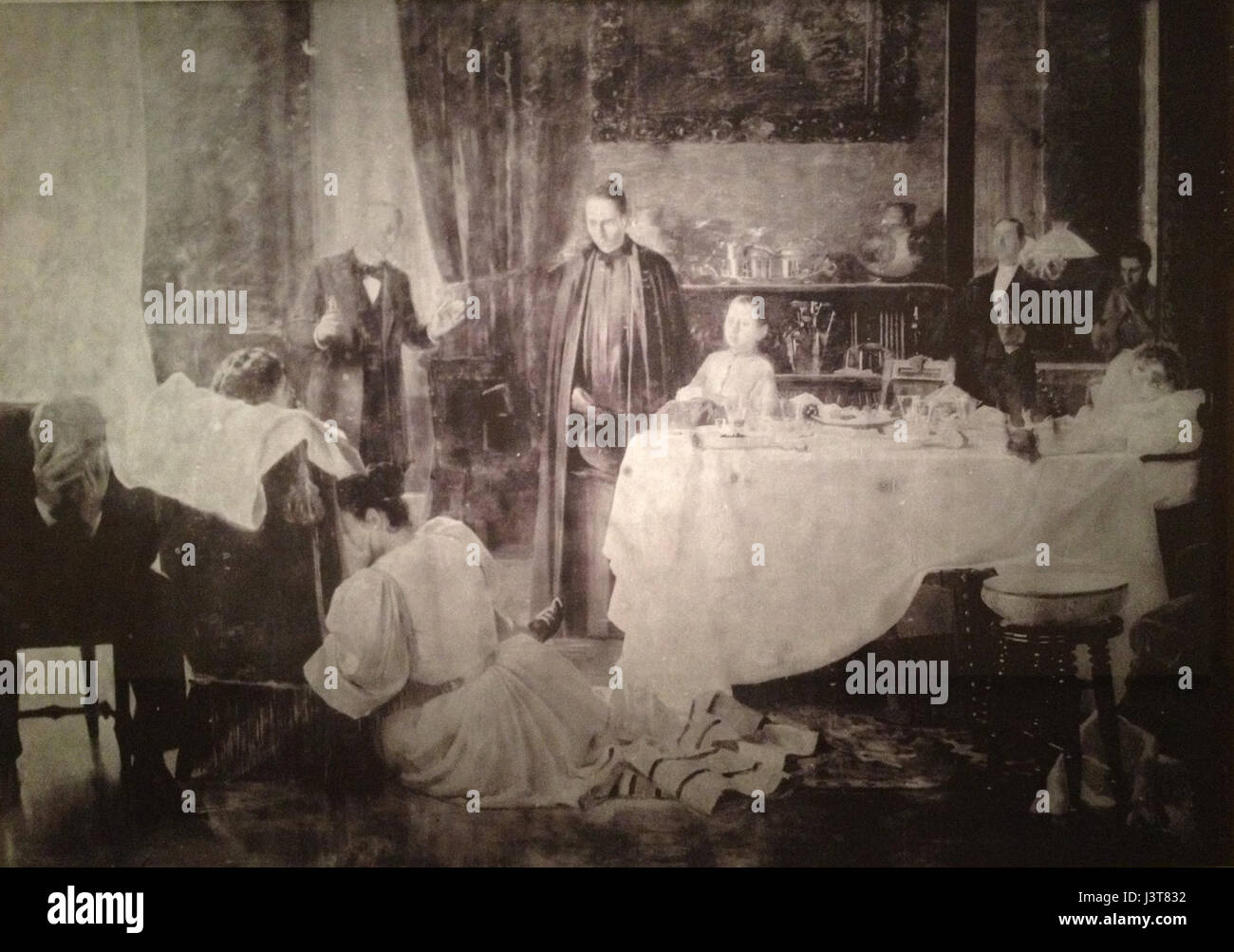 « Mort Sobtada » de Joan Llimona de 1893 est une œuvre poignante représentant un moment de réflexion solennelle. L'utilisation de la lumière et de l'ombre par Llimona transmet une émotion profonde, la pièce étant souvent associée à des thèmes de mortalité, de perte et d'expérience humaine. L'œuvre d'art a une valeur culturelle significative dans l'histoire de l'art espagnol. Banque D'Images