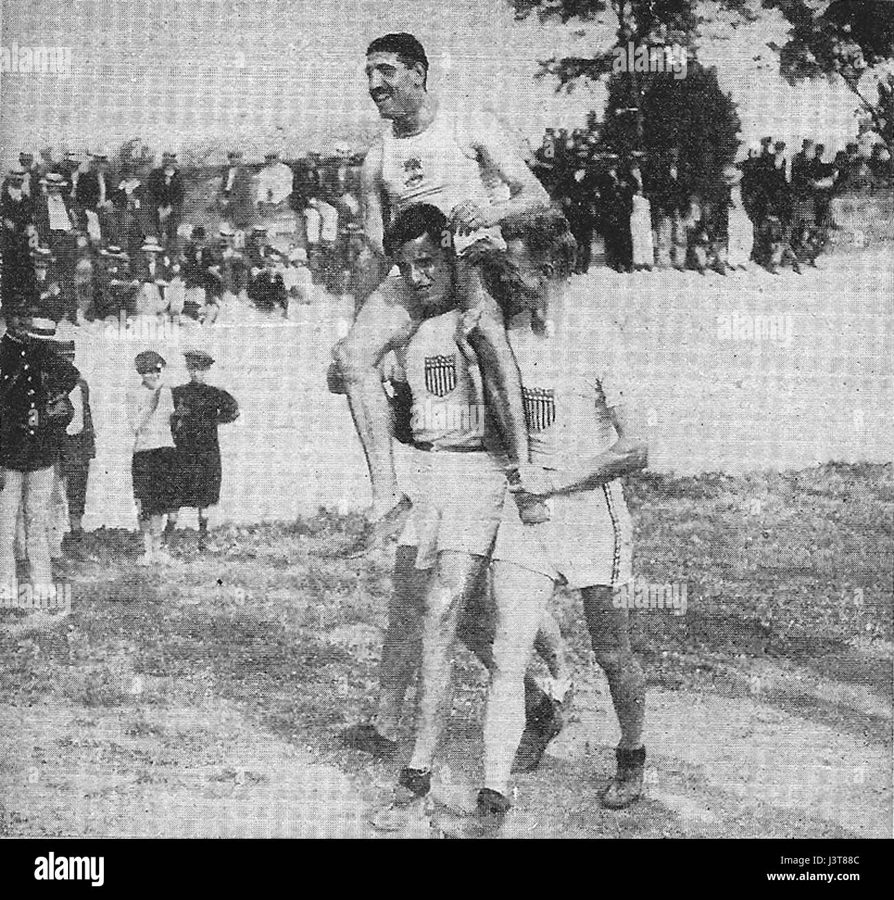 Les Jeux Olympiques de 1912 mettaient en vedette Jean Bouin, un athlète français qui a participé au 5 000 mètres. Bouin était connu pour ses compétences en course de fond et a terminé très bien dans cette épreuve, contribuant à la réputation athlétique de la France. Banque D'Images