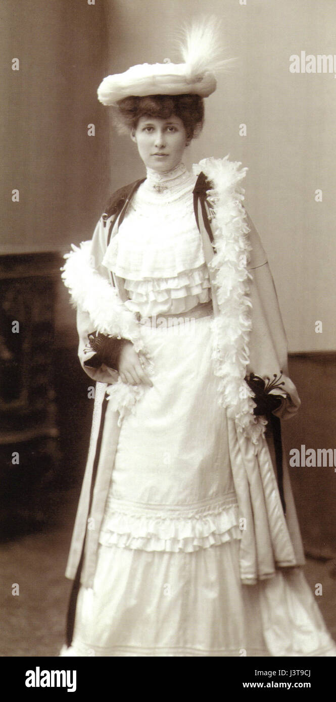 ITA Wegman était une médecin et anthroposophiste allemande, connue pour ses contributions à la médecine anthroposophique. Elle a été étroitement associée à Rudolf Steiner et au développement de l'anthroposophie, en particulier dans le domaine des soins de santé holistiques. Banque D'Images