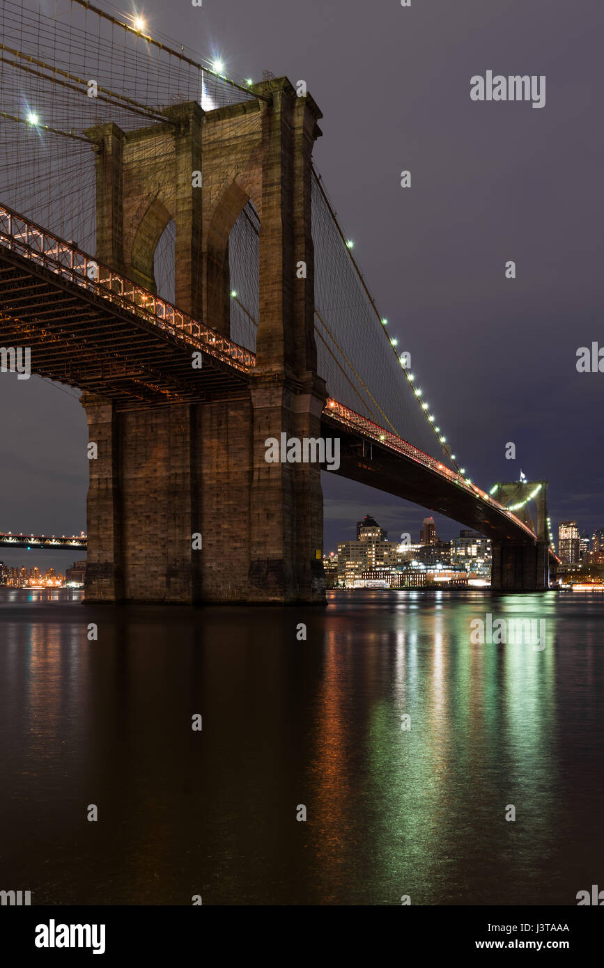 Pont de Brooklyn au crépuscule avec des lumières reflétées dans l'East River, New York Banque D'Images