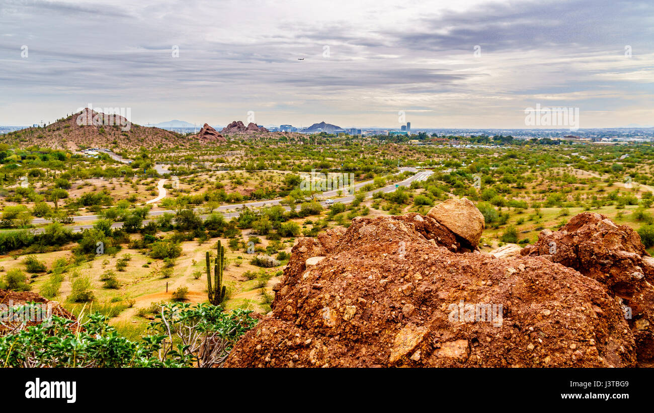 La ville de Phoenix dans la vallée du Soleil vu de la Buttes de grès rouge dans la région de Papago Park en Arizona, États-Unis Banque D'Images