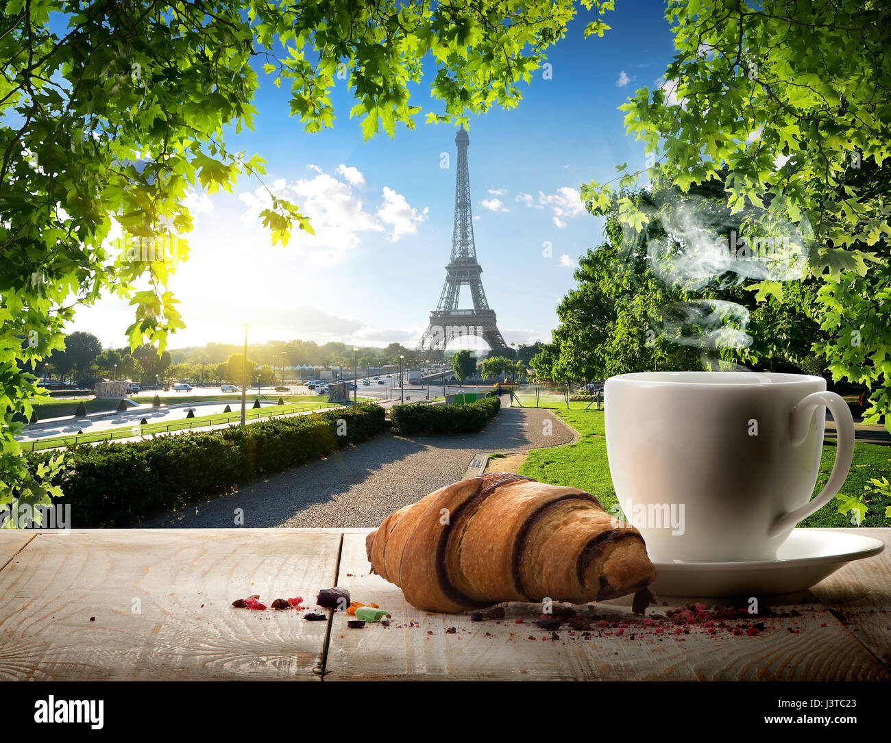Petit-déjeuner parisien traditionnel avec vue sur la Tour Eiffel et des  Jardins du Trocadéro, France Photo Stock - Alamy
