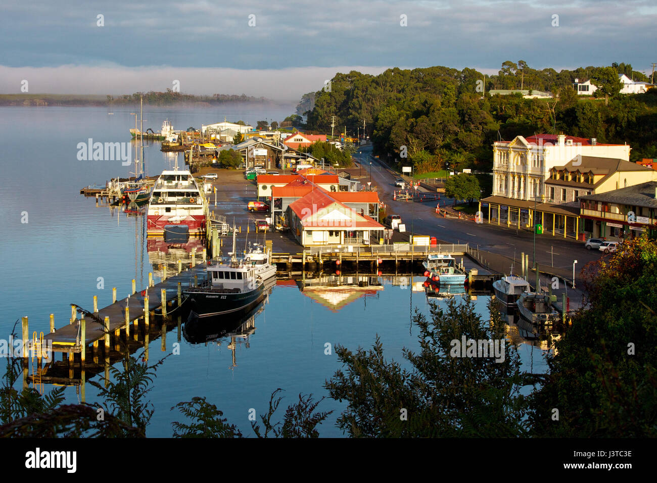 L'aube à Strahan Harbour Ville de Strahan, dans l'ouest de la Tasmanie Banque D'Images