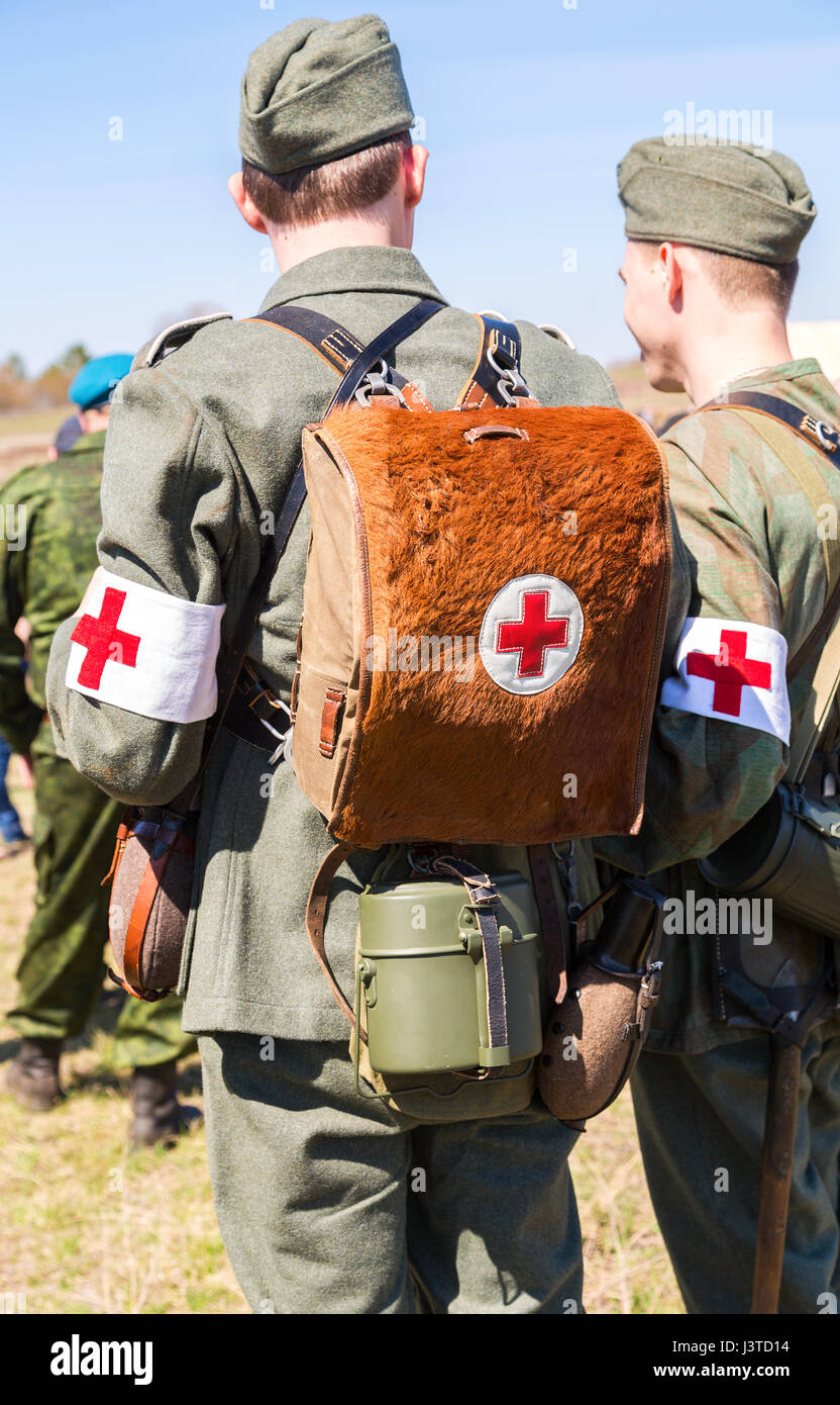 Samara, Russie - 30 Avril 2017 : non identifie de reconstitution historique habillé comme paramédic militaire allemand avec une croix rouge brassard et sac médical Banque D'Images