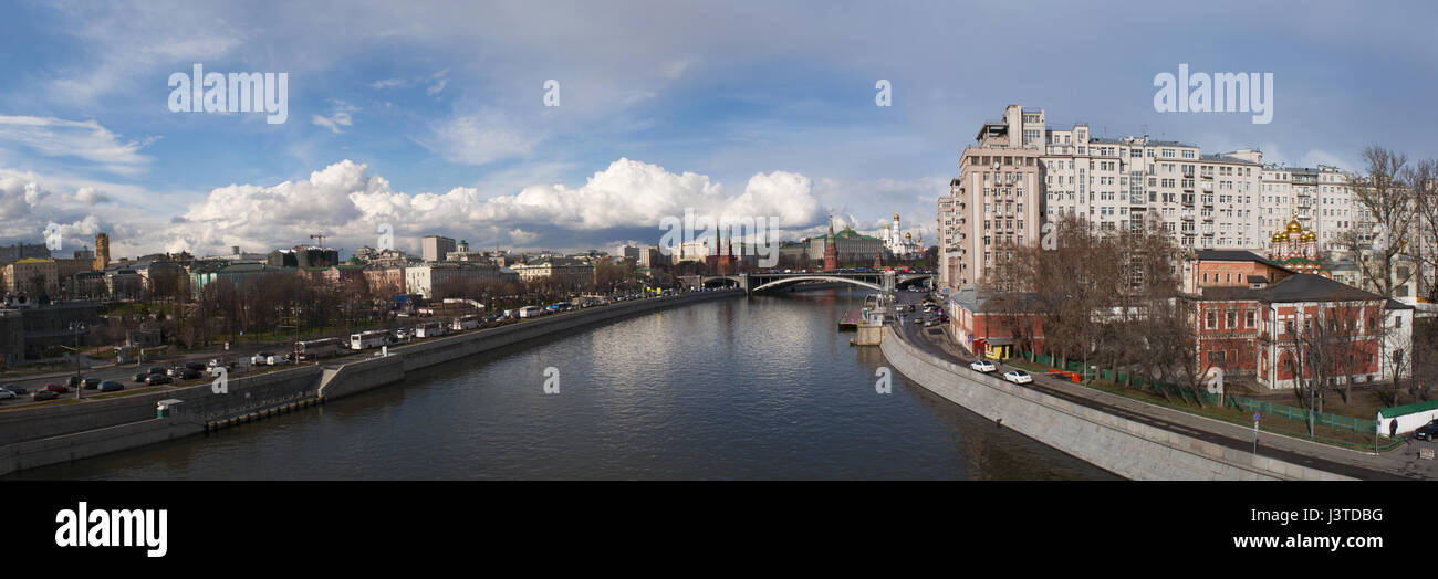 Moscou : skyline de Moscou avec vue sur le complexe fortifié du Kremlin et le pont Bolshoy Kamenny (plus grand pont en pierre) sur la Moskva Banque D'Images