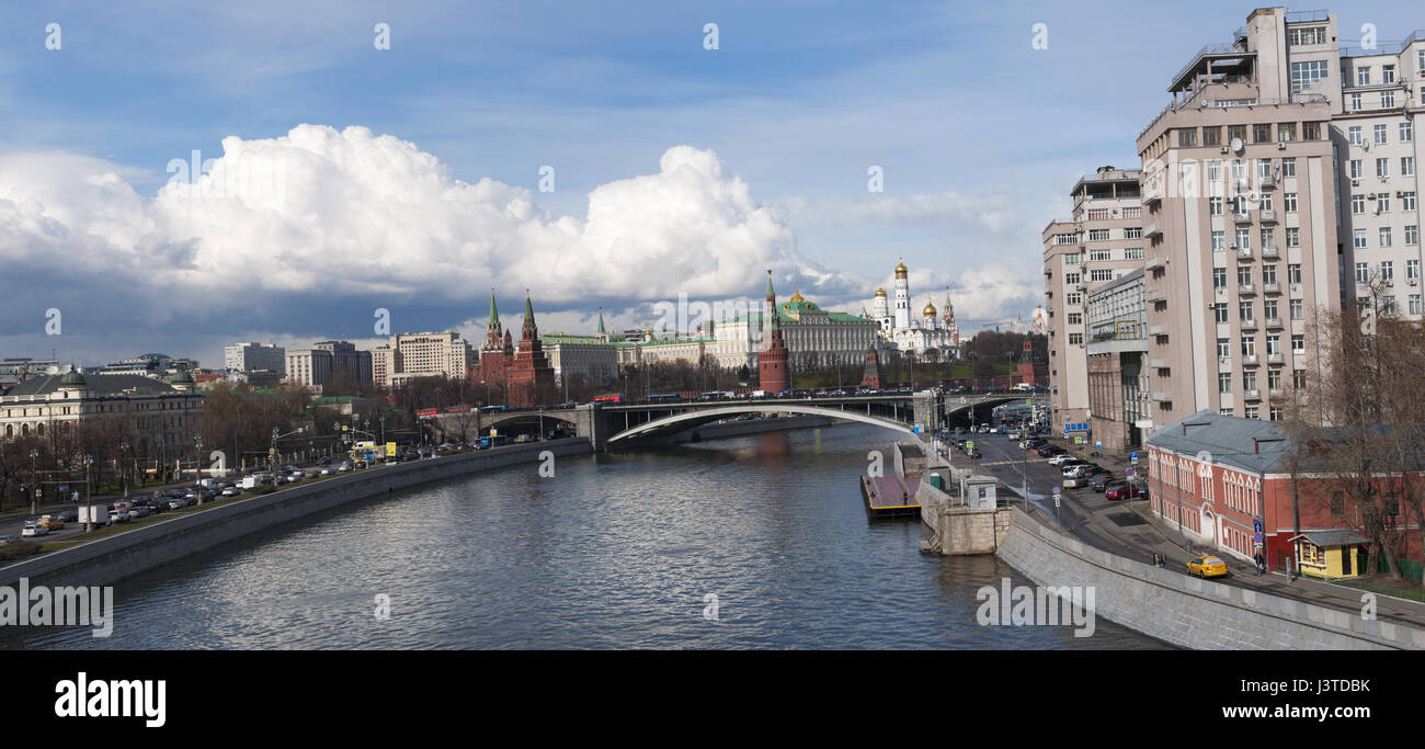 Moscou : skyline de Moscou avec vue sur le complexe fortifié du Kremlin et le pont Bolshoy Kamenny (plus grand pont en pierre) sur la Moskva Banque D'Images