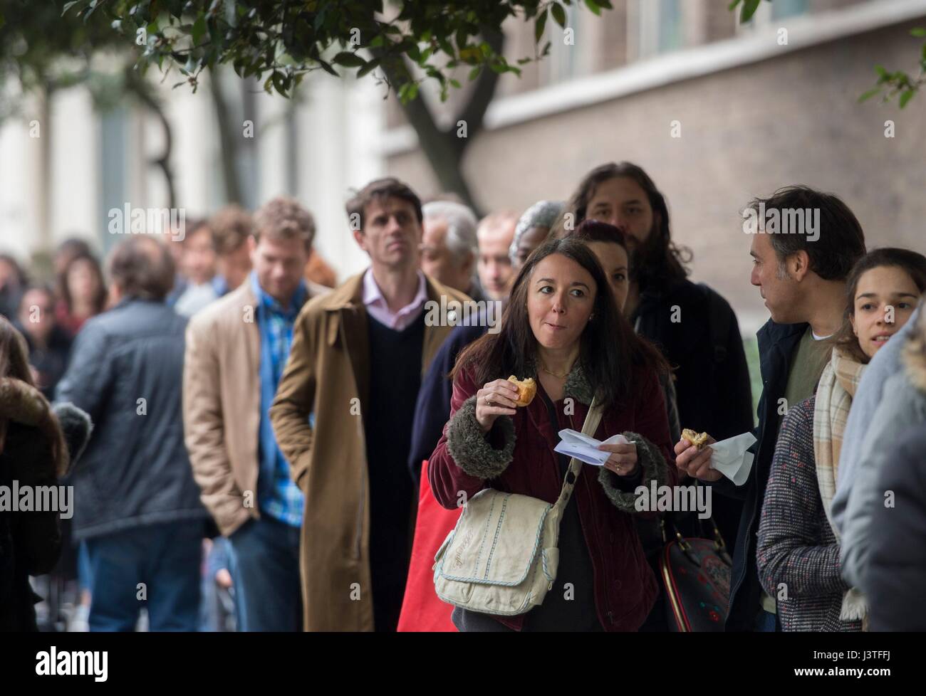 Les électeurs expatriés se préparent à voter pour le deuxième tour de l'élection présidentielle française à un bureau de scrutin au lycee Francais Charles de Gaulle à South Kensington, Londres. Banque D'Images