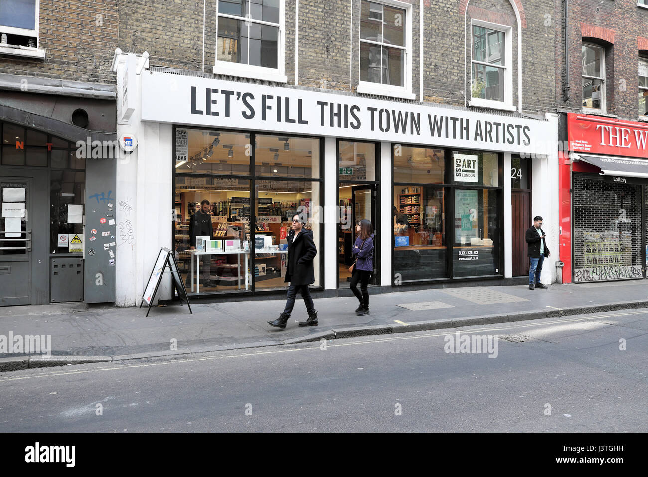 'Nous allons remplir cette ville avec des artistes' signe sur Cass Art Shop dans la région de Wardour Street, Soho, London UK KATHY DEWITT Banque D'Images