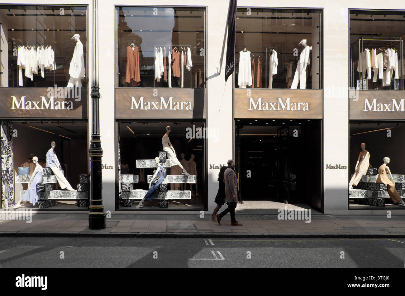 Vue extérieure des acheteurs et des mannequins à la fenêtre du magasin MaxMara Max Mara Old Bond Street à Londres W1 Angleterre Grande-Bretagne KATHY DEWITT Banque D'Images