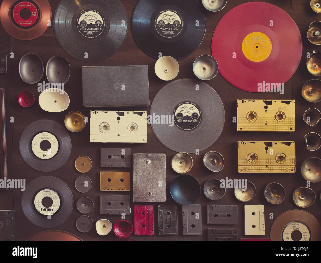 Vintage mur plein de dossiers et de cassettes de musique. Banque D'Images