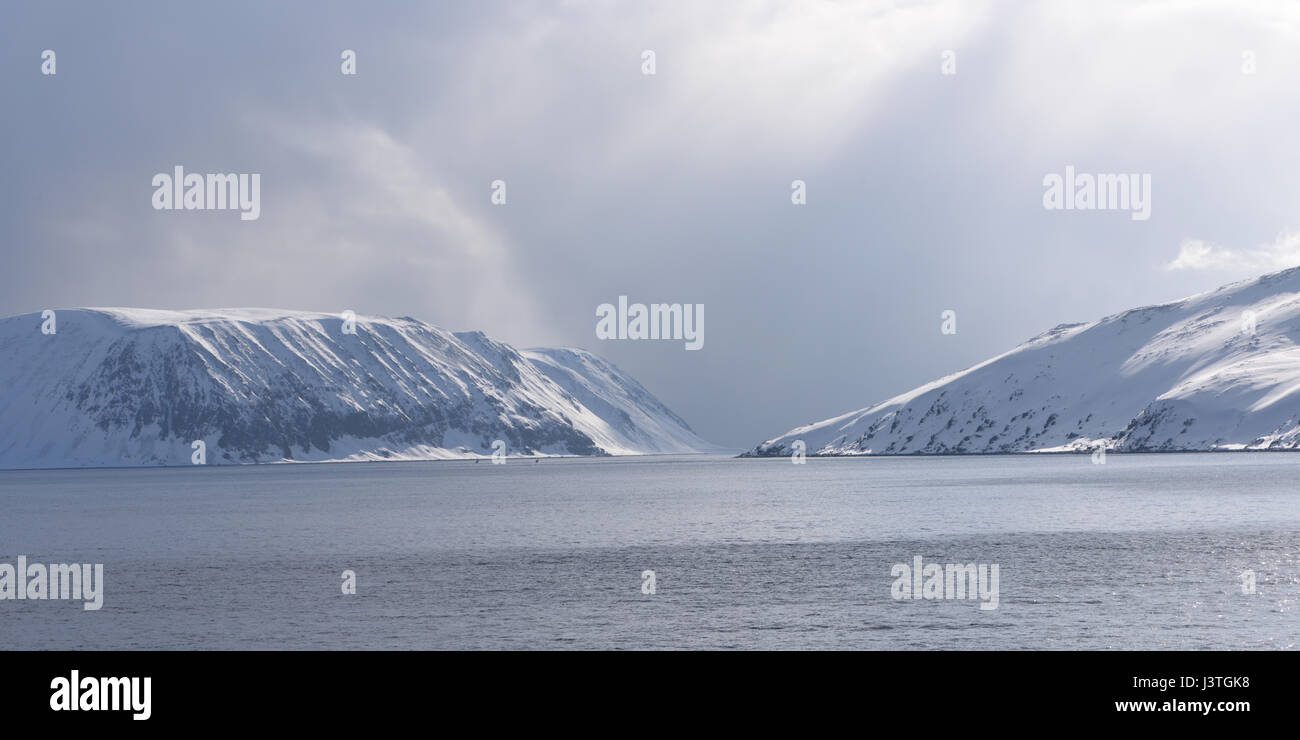 Un paysage d'hiver enneigé, vu de la route de l'Hurtigruten Havøysund à Honningsvåg. Le Finnmark, Norvège Banque D'Images