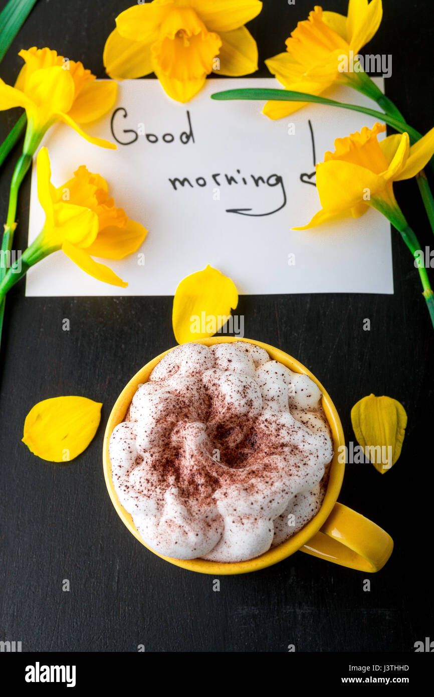 Tasse A Cafe Avec Des Fleurs Jaune Jonquille Et Citations Bon Matin Sur Le Tableau Noir La Fete Des Meres Ou La Journee De La Femme Carte De Vœux Vue D En Haut