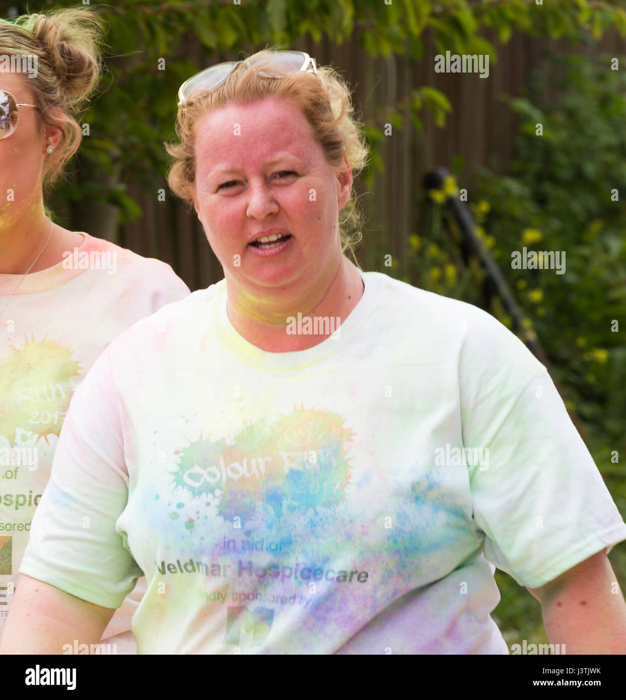 Weymouth, Dorset, UK. 6 mai, 2017. L'Weldmar Color Run a lieu à Weymouth pour lever des fonds pour l'organisme de bienfaisance. Les familles participent à l'événement un Banque D'Images