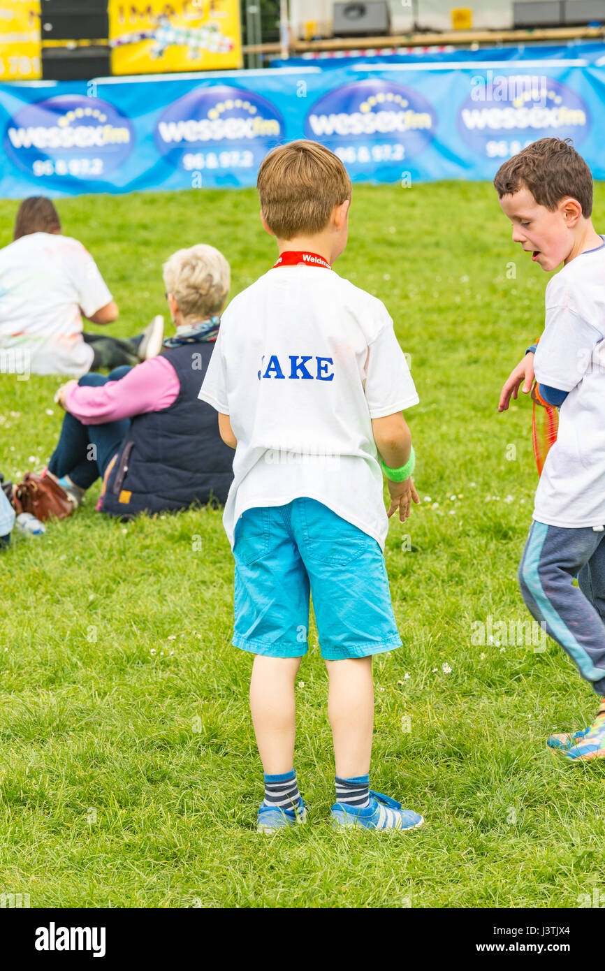 Weymouth, Dorset, UK. 6 mai, 2017. L'Weldmar Color Run a lieu à Weymouth pour lever des fonds pour l'organisme de bienfaisance. Les familles participent à l'événement un Banque D'Images