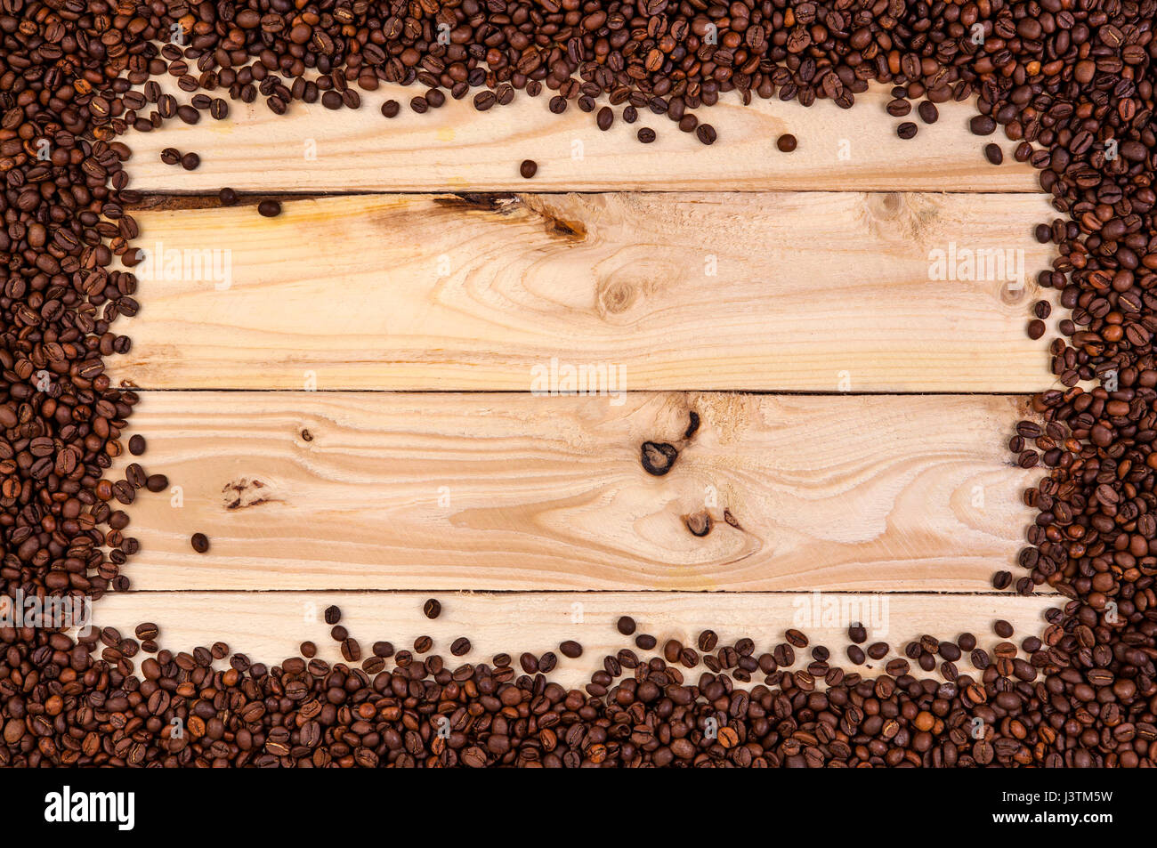 Frame de grains de café sur fond de bois clair. Top View with copy space Banque D'Images