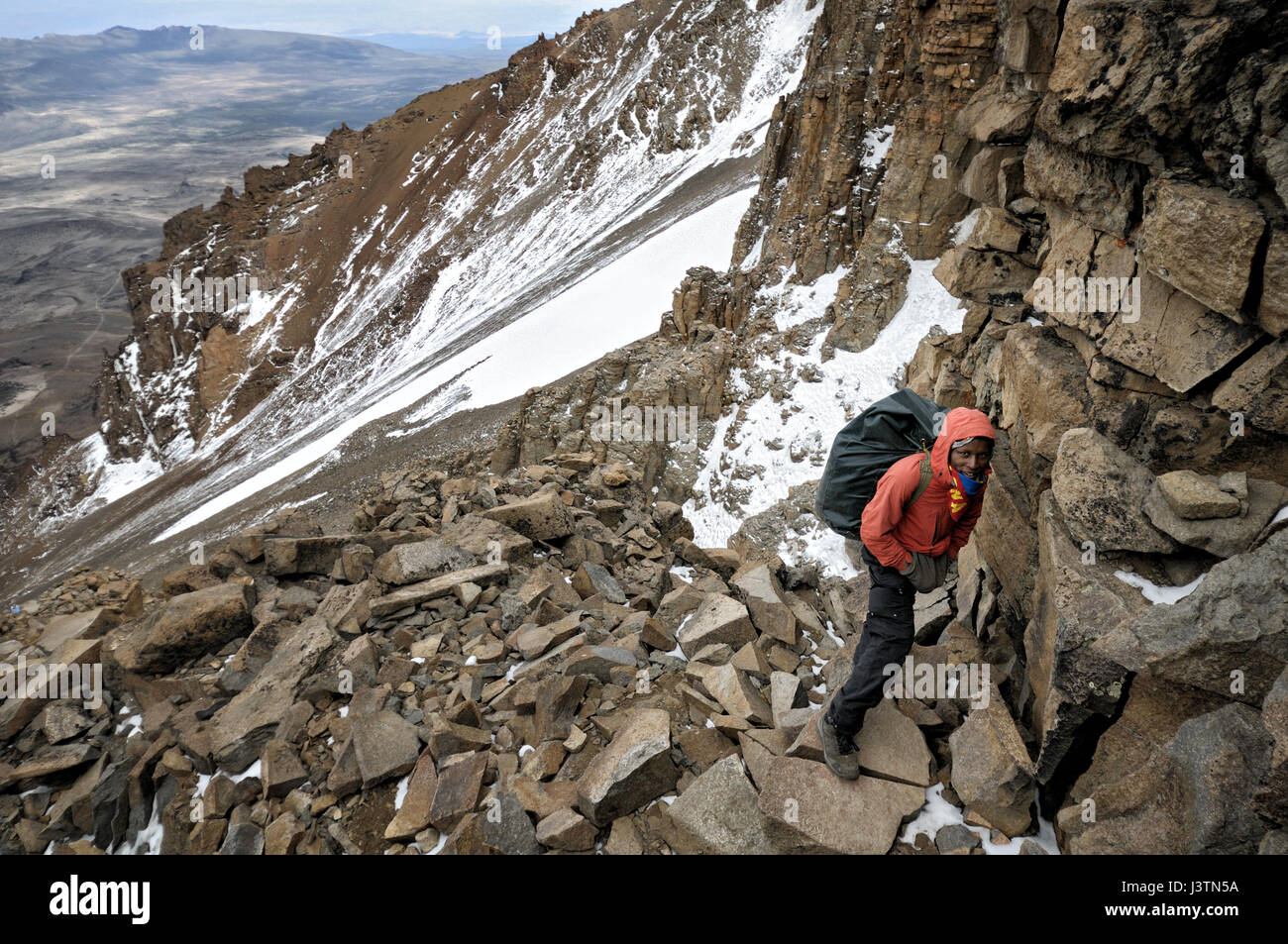 Porter l'ascension d'une partie technique de l'ouest de l'infraction, Parc national du Kilimandjaro, Tanzanie Banque D'Images