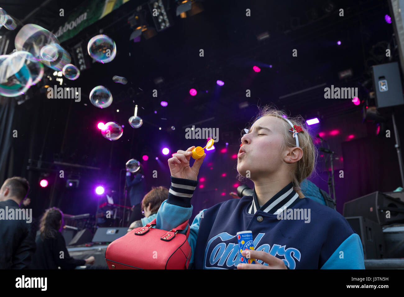 Girl blowing bubbles au concert rock le 4 mai pendant le festival de la libération dans la région de Roermond, Pays-Bas Banque D'Images