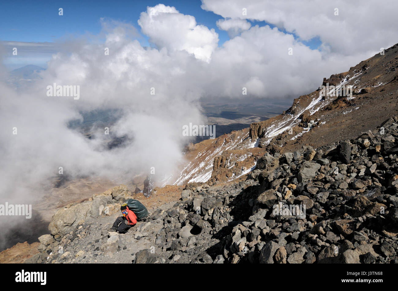Porter et des nuages à l'ouest de violation, Parc national du Kilimandjaro, Tanzanie Banque D'Images