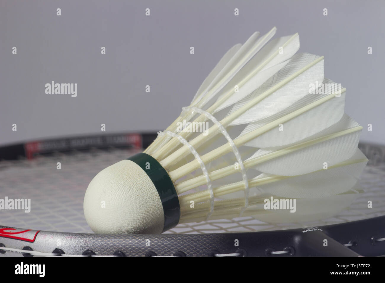 Volant de badminton en plumes sur racket Banque D'Images