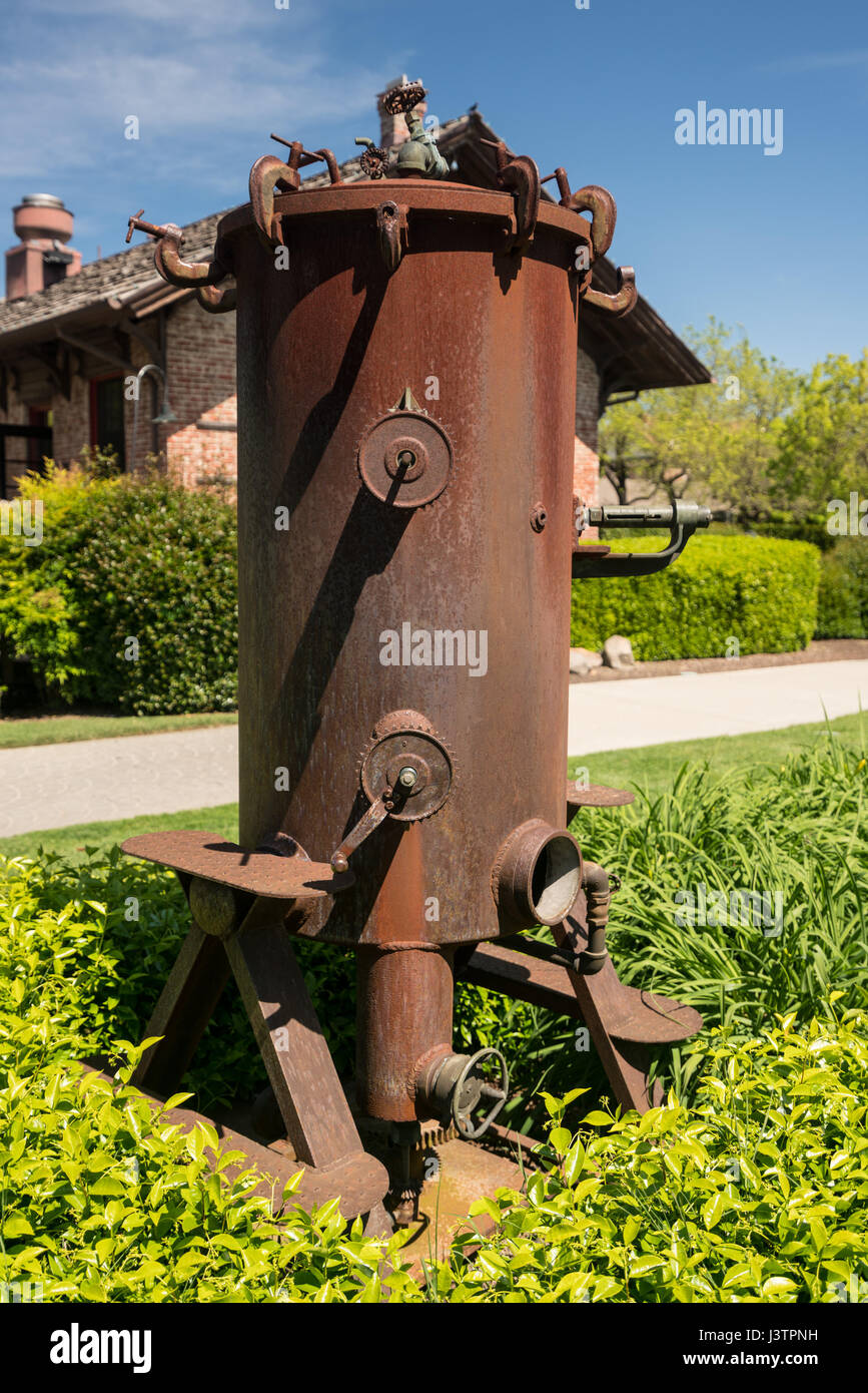 Old rusty metal pressoir à Napa Valley Banque D'Images