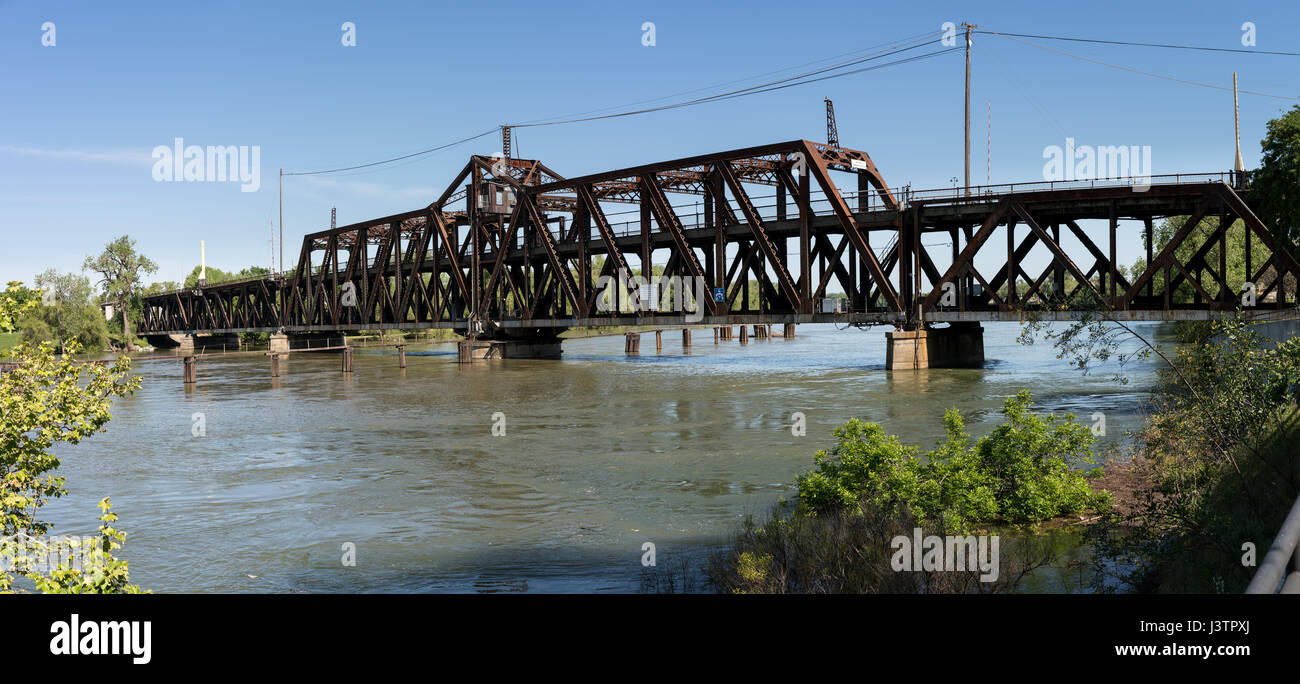 J'er pont sur la rivière Sacramento en Californie Banque D'Images