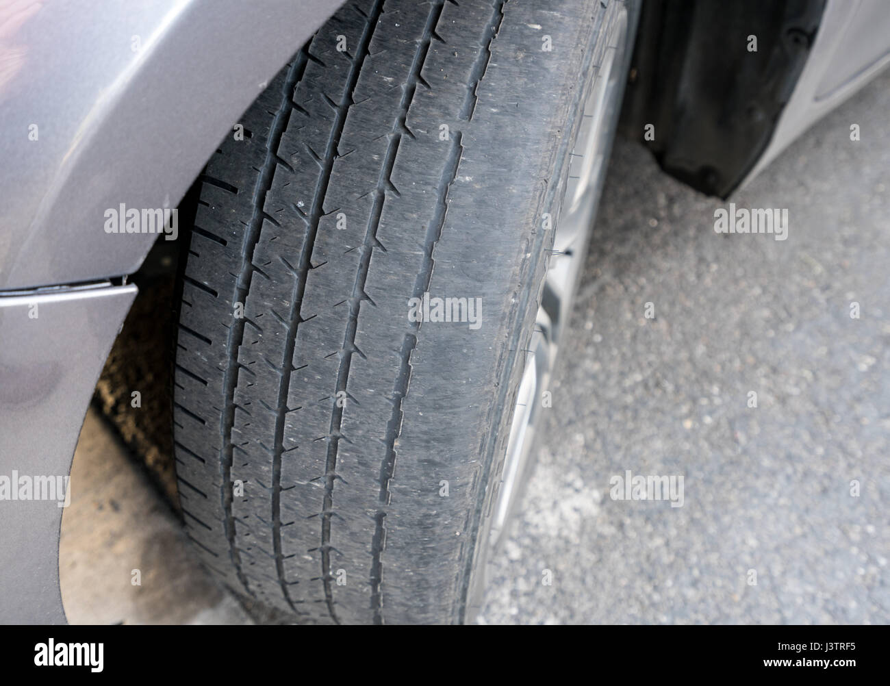 Bald pneus de roue avant sur le véhicule à remplacer Banque D'Images