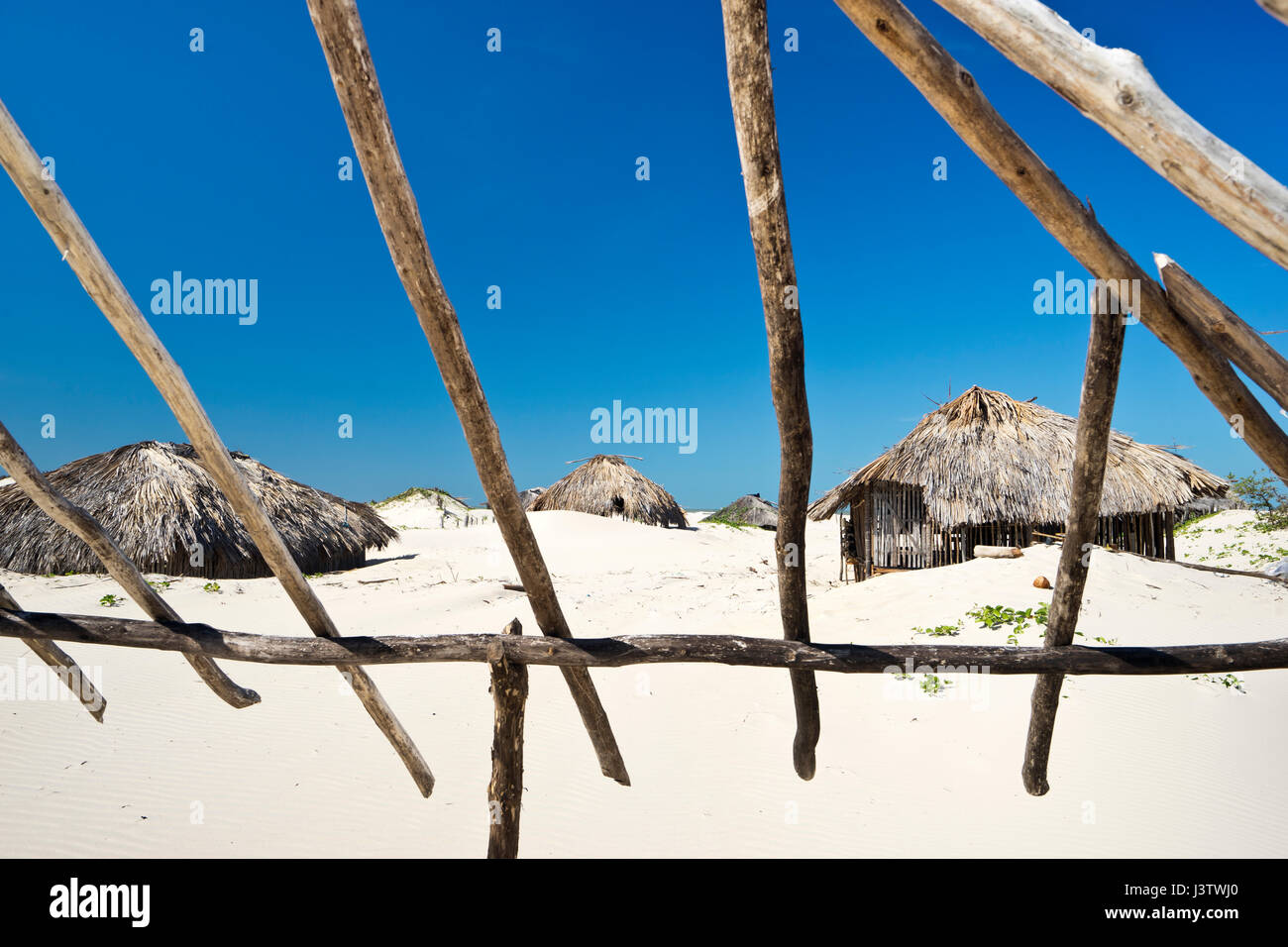 Cabanes de pêcheurs de gauche dans le paysage de dunes du désert du parc national lencois maranhenses au Brésil Banque D'Images