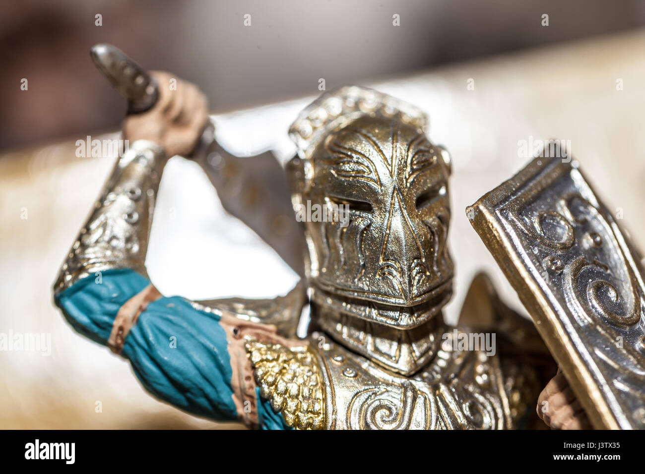 Figurine miniature d'un chevalier médiéval tenant une épée Banque D'Images