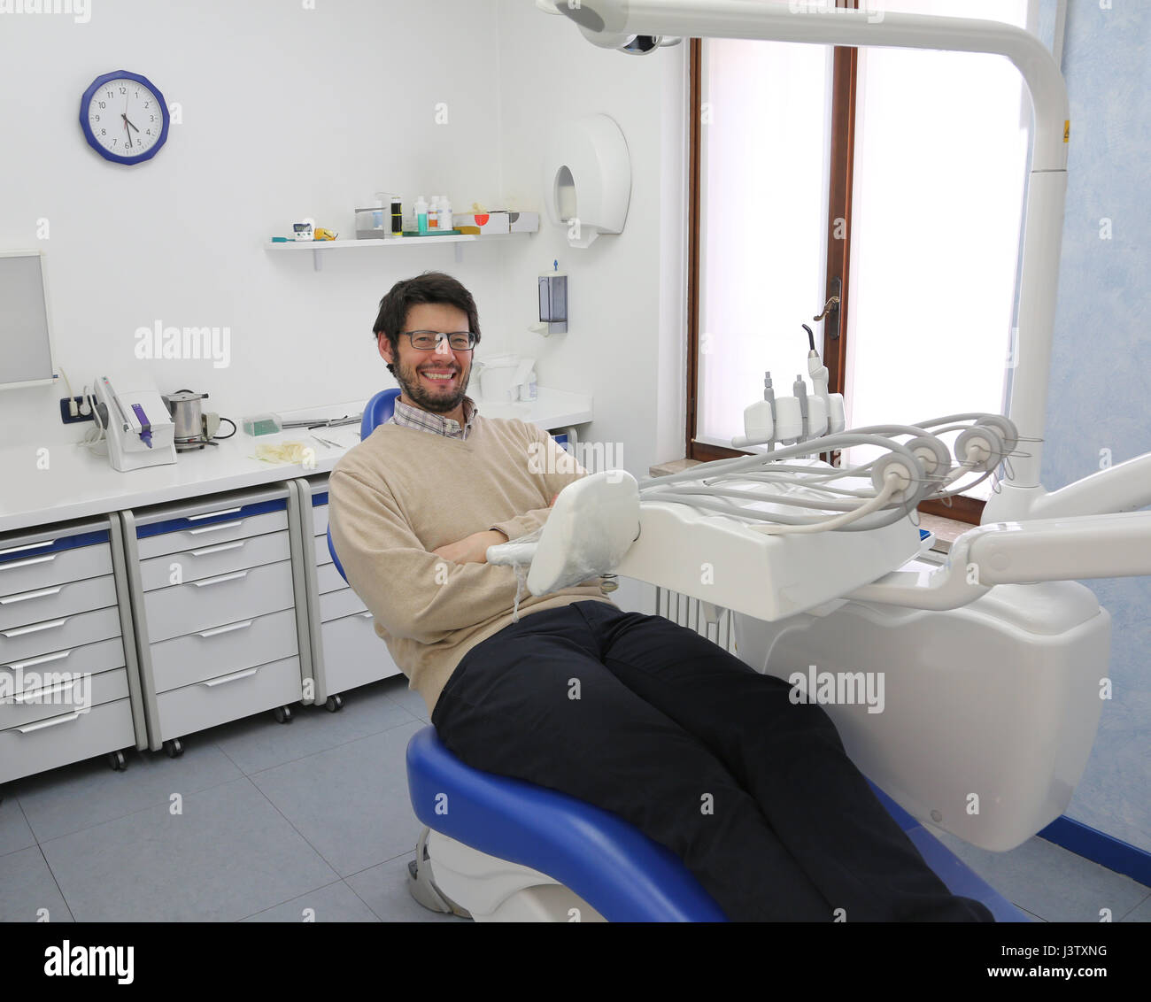 Smiling man en attente de dentiste en chirurgie dentaire Banque D'Images