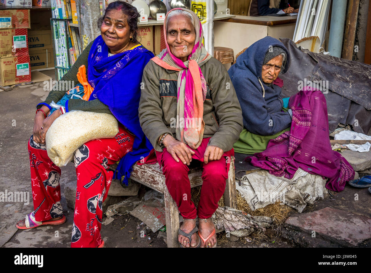 Trois dames dans Delhi prendre du repos dans la place du marché animée Banque D'Images
