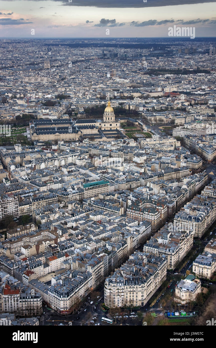 Paris et l'hôtel national des invalides dans la soirée. Paris. France Banque D'Images